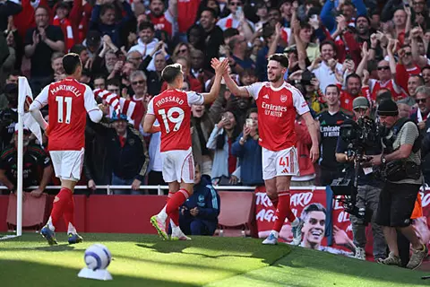 صباحك أوروبي.. صفقة جديدة على أعتاب أرسنال.. مستقبل دي يونج.. ومكافأة أسينسيو